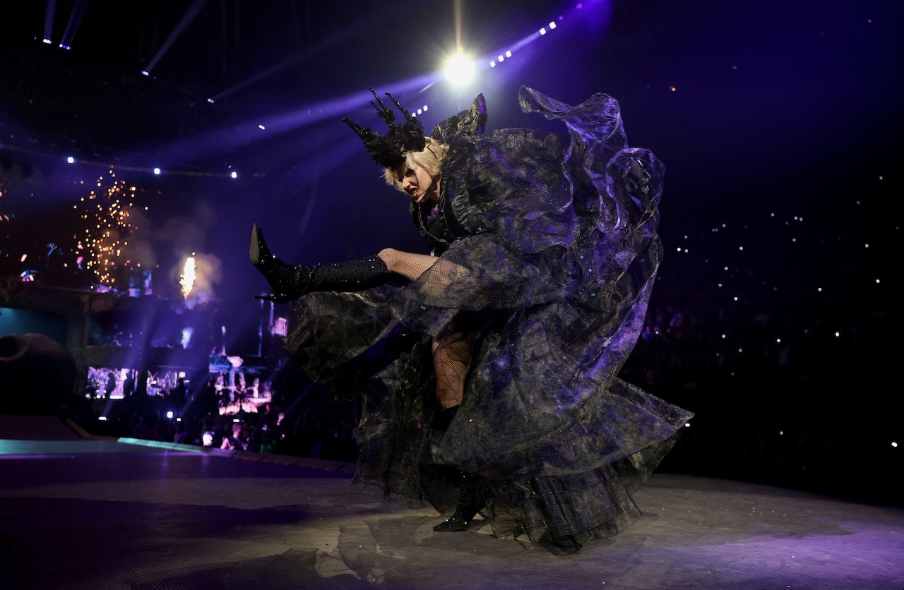 Lady Gaga - The MAYHEM Ball Tour - Los Angeles