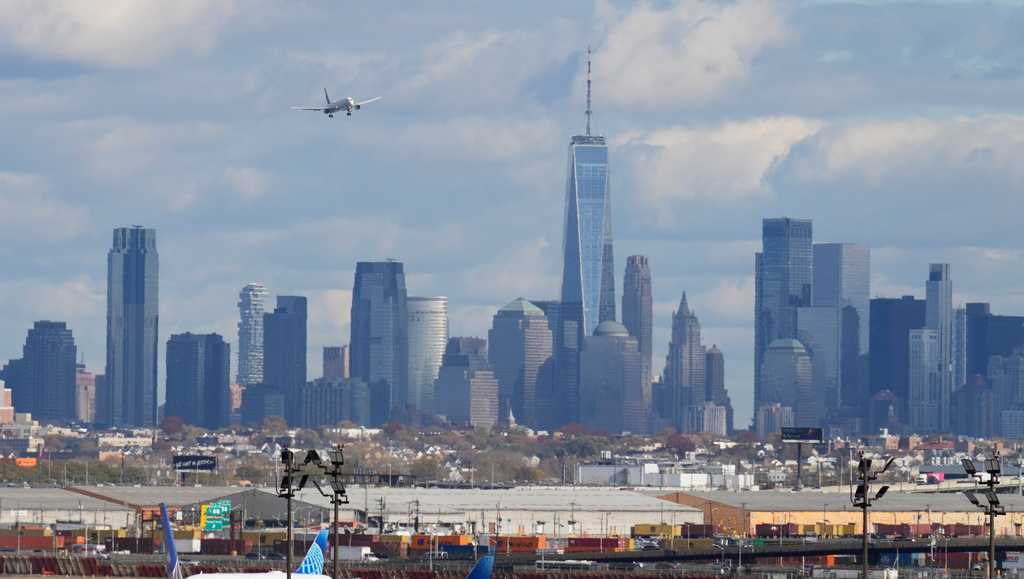Burning smell forces Newark airport control tower evacuation, briefly halting flights