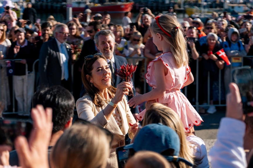 Queen Mary meets with crowds in Hobart