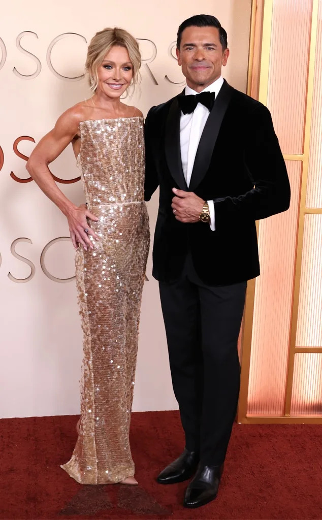<p>Kelly Ripa & Mark Consuelos</p>