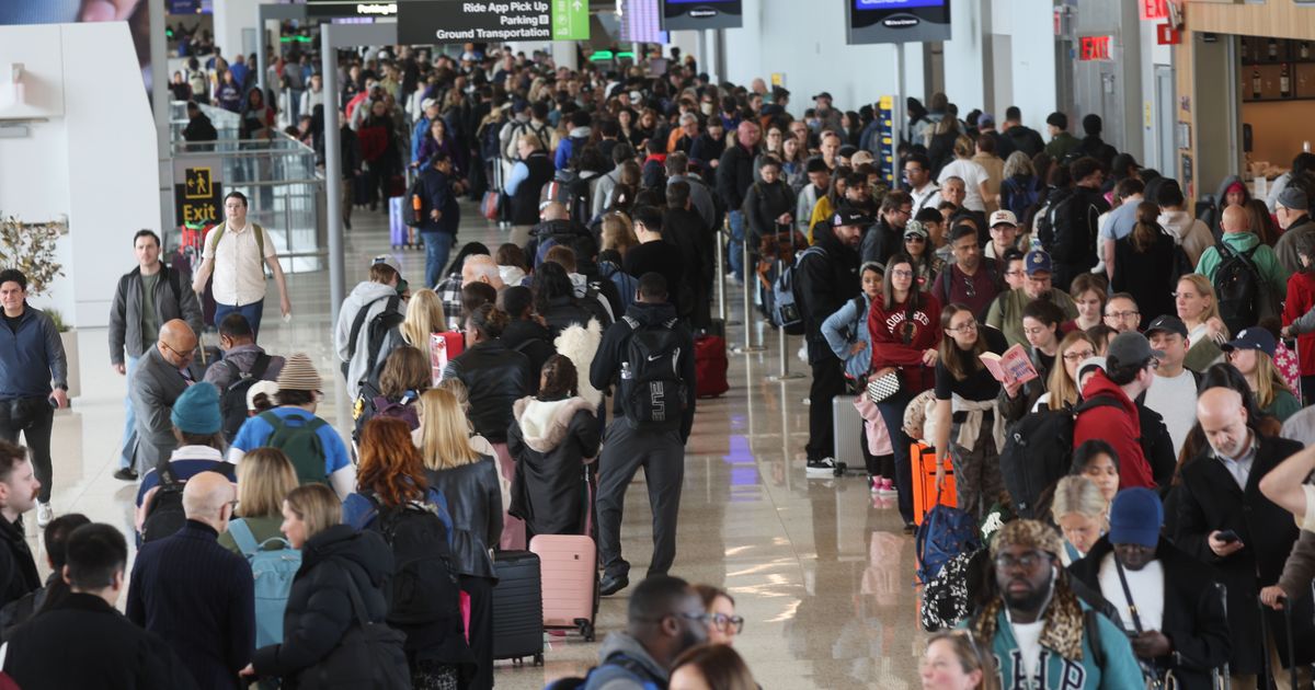 A TSA Agent Tells Us What’s Happening at La Guardia Airport