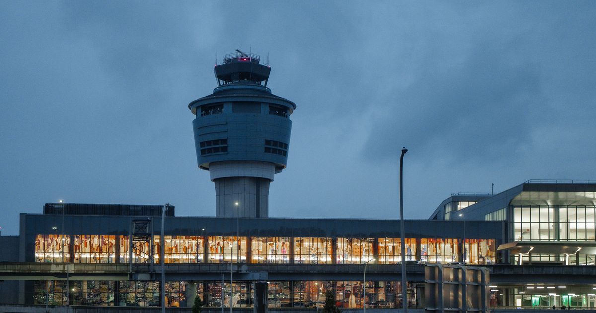 Air Canada flight collides with a Port Authority vehicle at New York's LaGuardia Airport :: WRAL.com