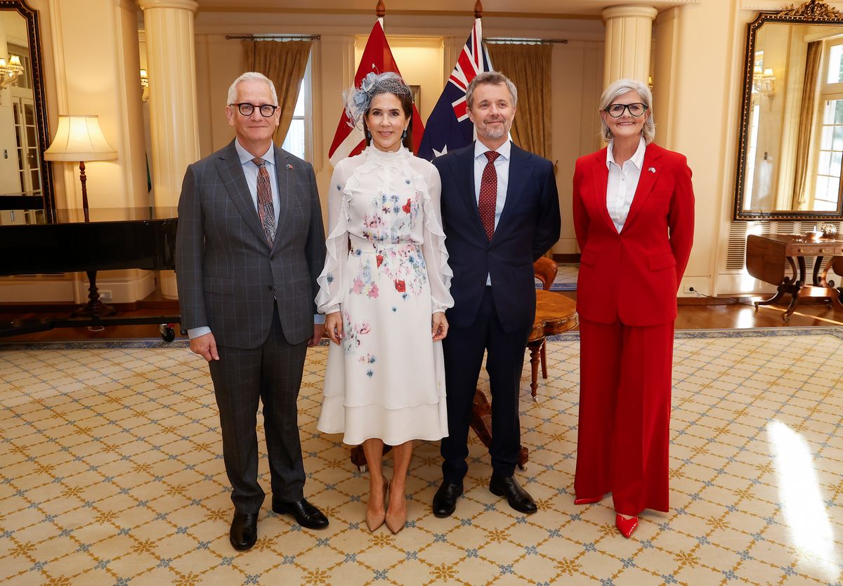 Mary finished the look with classic nude patent pumps and understated jewelry, elongated diamond drop earrings set with a striking blue stone.