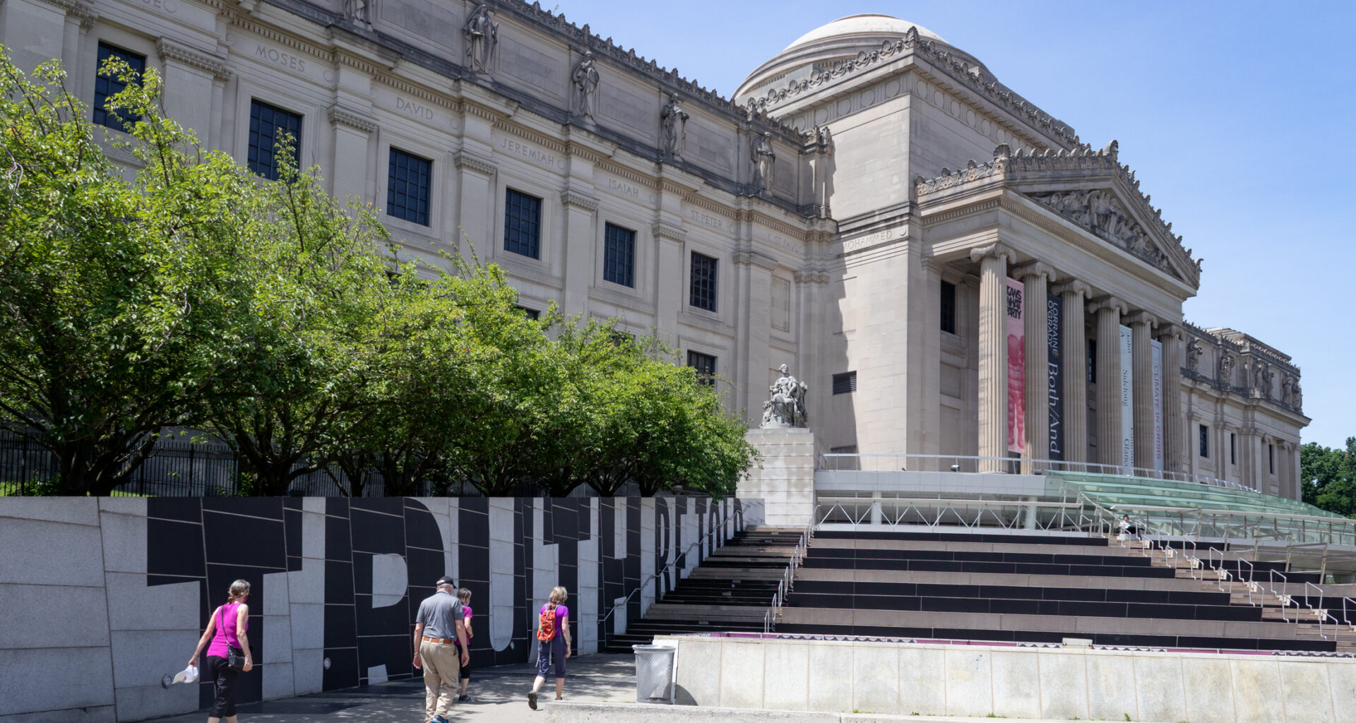 brooklyn museum - visitors walking to the steps into the brooklyn museum