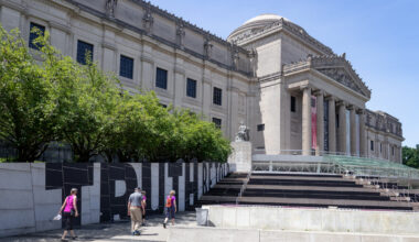 brooklyn museum - visitors walking to the steps into the brooklyn museum