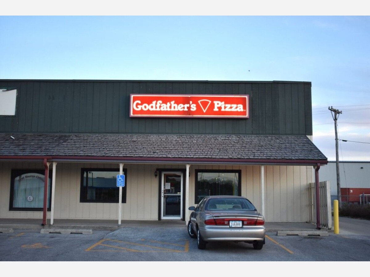 After Four Decades, Brooklyn Park’s Godfather’s Pizza Closes Its Doors, Marking the End of a Community Institution