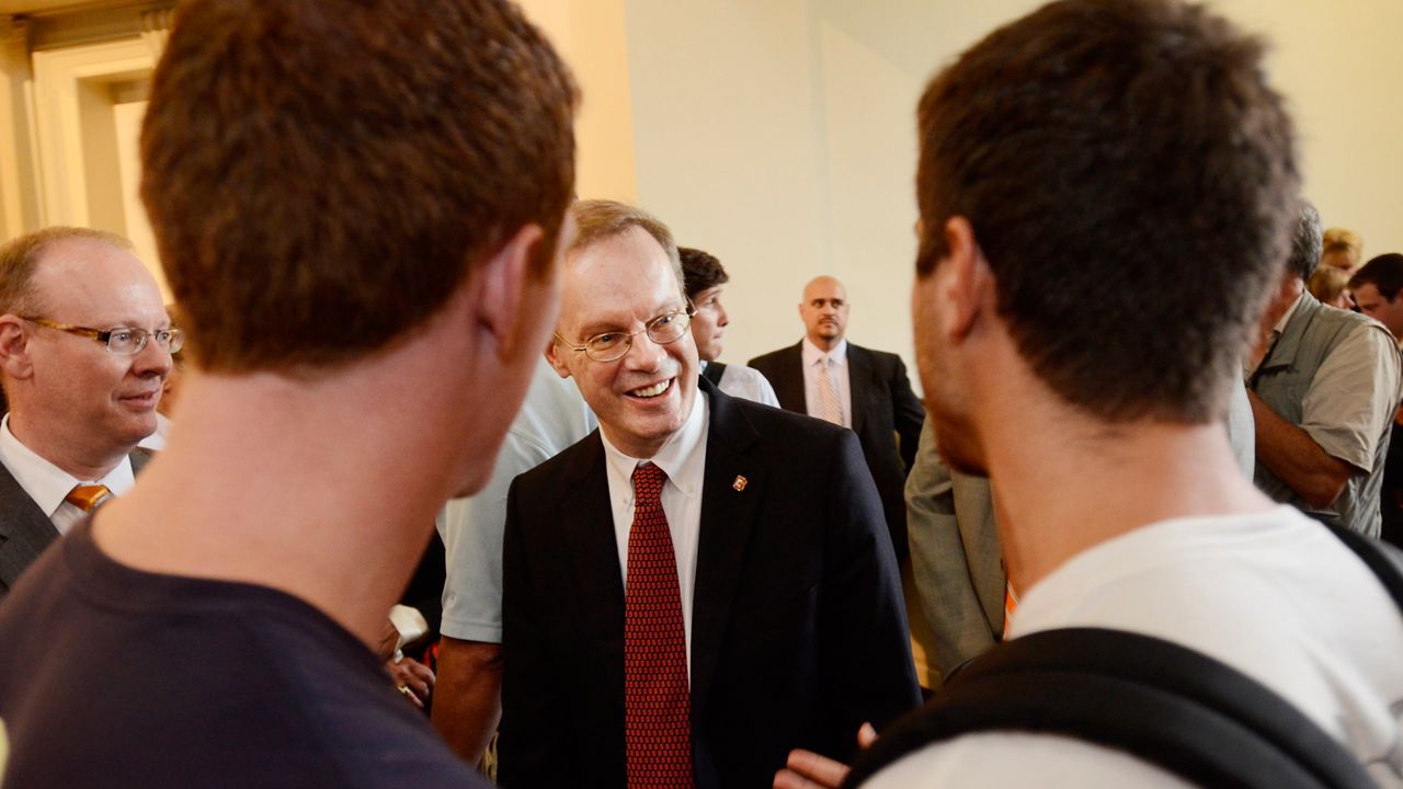kent syverud meets with students