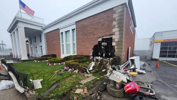 News 12 | Brooklyn | Partial vacate order posted after van slams into Flatlands funeral home, injuring 3