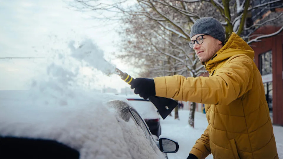 cleaning car snow