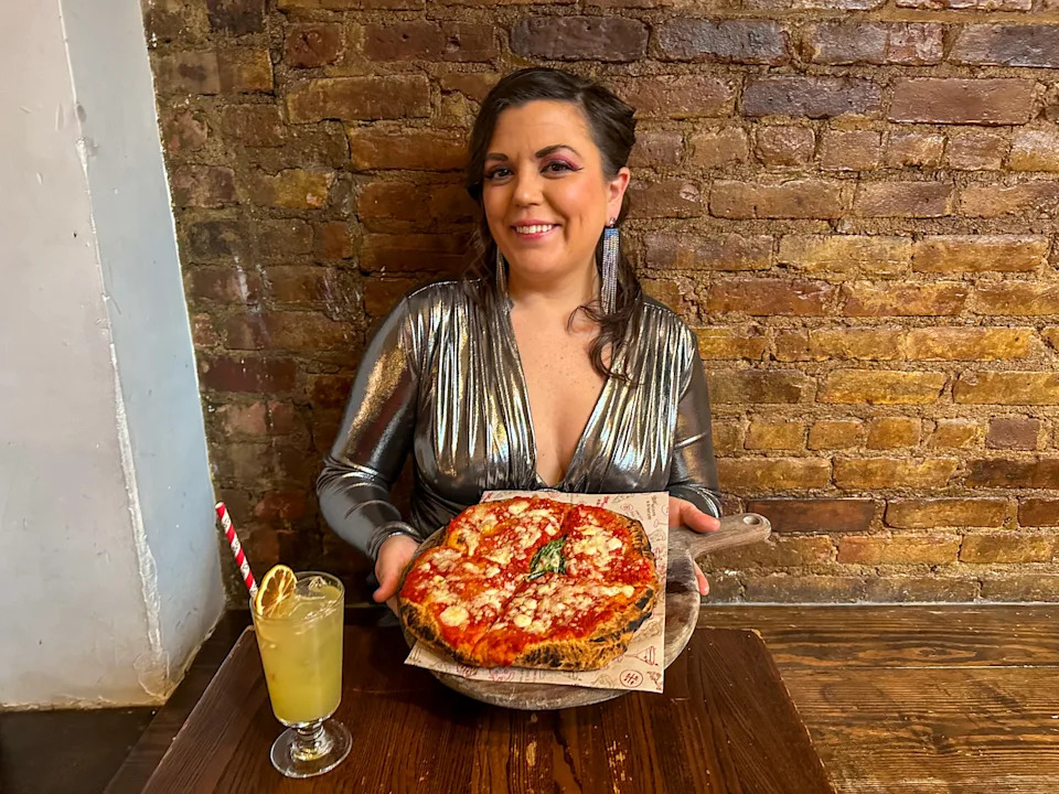 Eating the montanara classica at Don Antonio with a cocktail