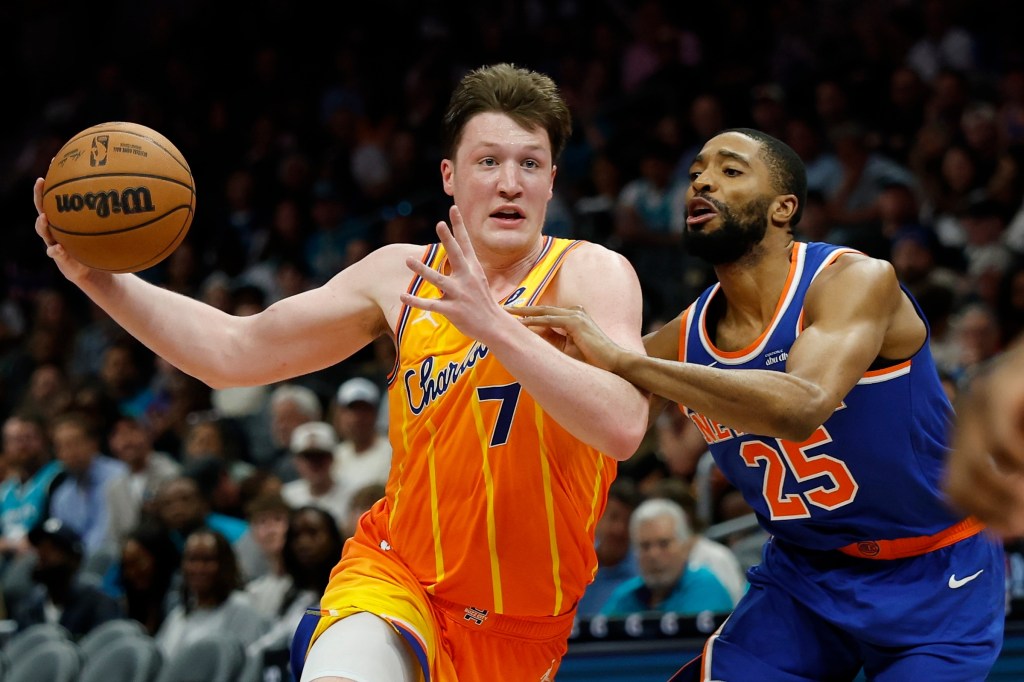  Kon Knueppel (L.) drives to the rim during the Hornets-Knicks game on March 26, 2026. 