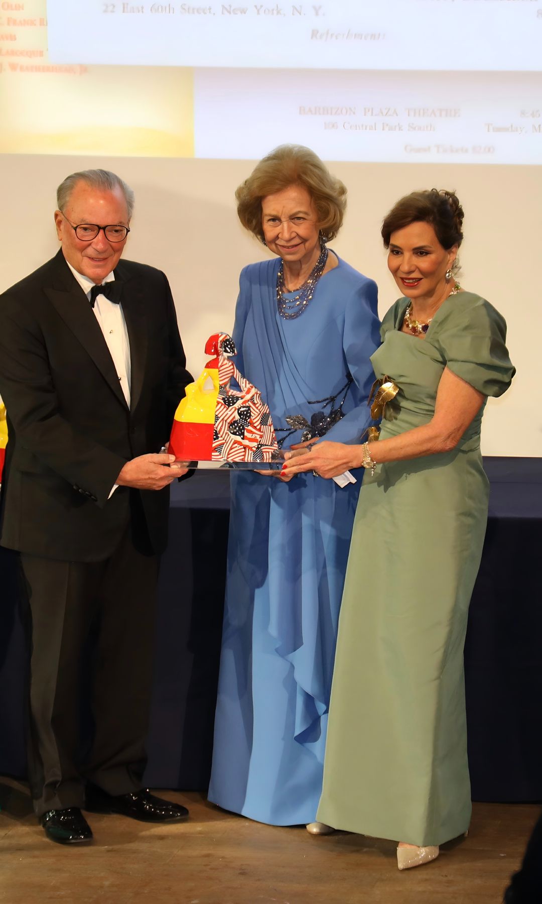 Queen Sofia presided over the presentation of the Sophia Awards for Excellence to Frank and Haydée Rainieri during the gala held in Miami.
