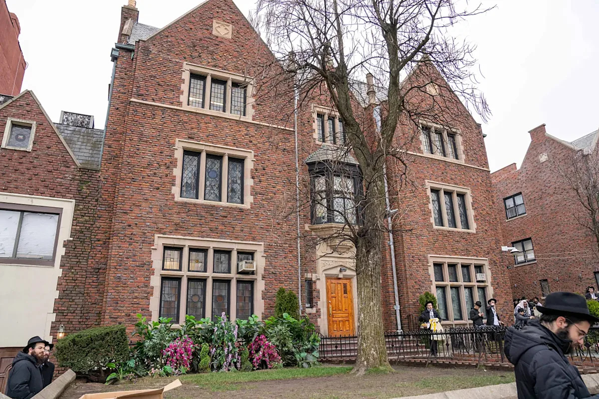 Man accused of ramming car into Brooklyn Chabad Headquarters skips court after ‘altercation’ at detention center