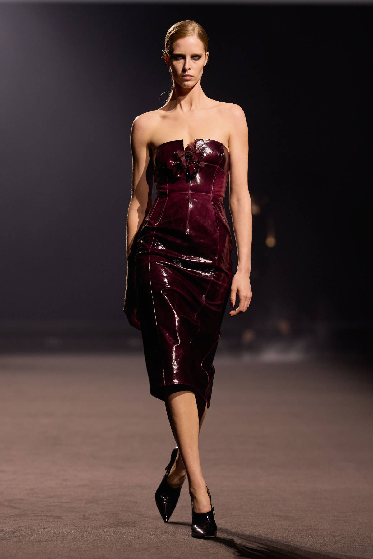 Elie Saab FW26-27 Midnight in Manhattan sculptural tailoring and cinematic gowns runway