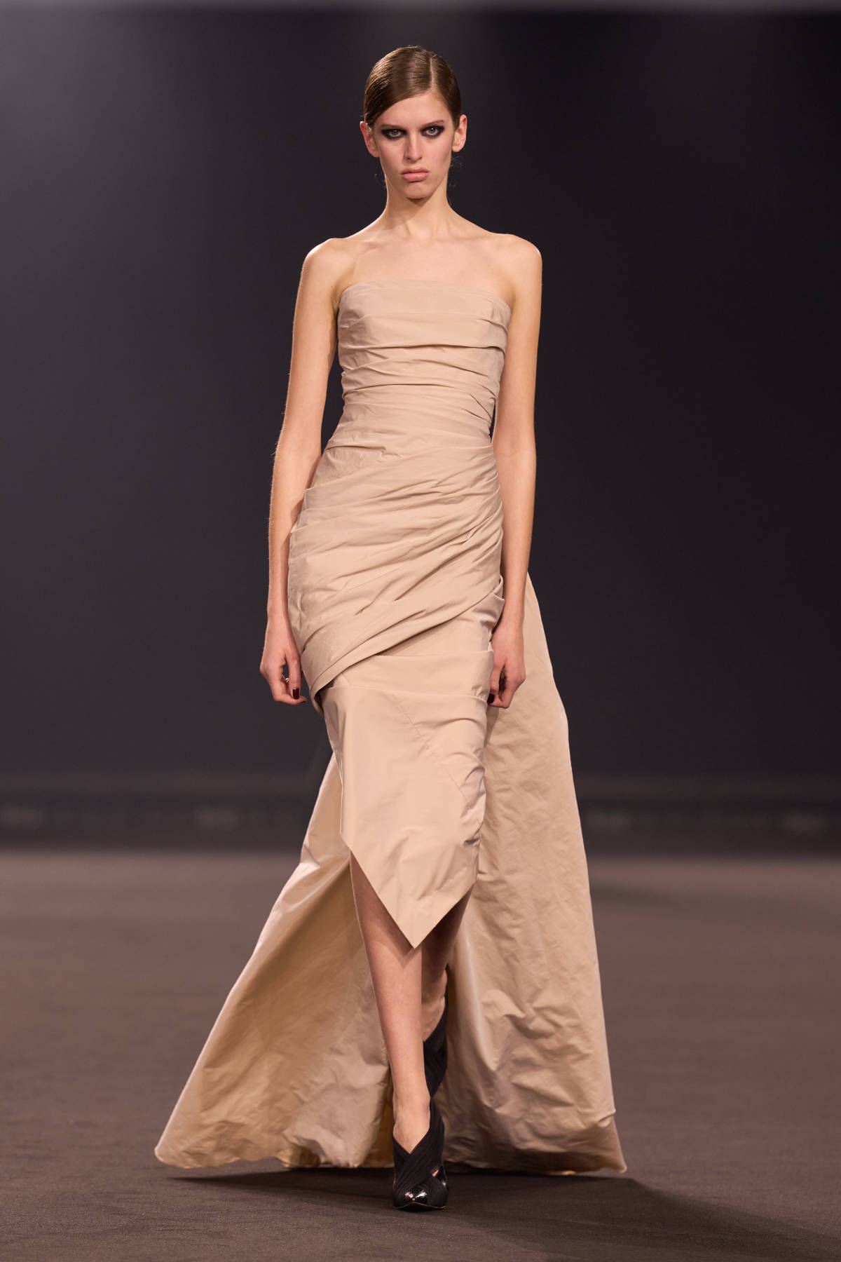 Elie Saab FW26-27 Midnight in Manhattan sculptural tailoring and cinematic gowns runway