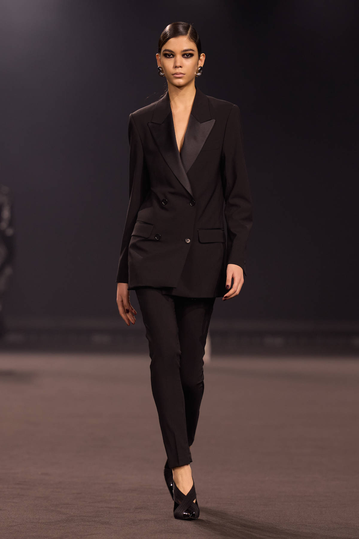 Elie Saab FW26-27 Midnight in Manhattan sculptural tailoring and cinematic gowns runway