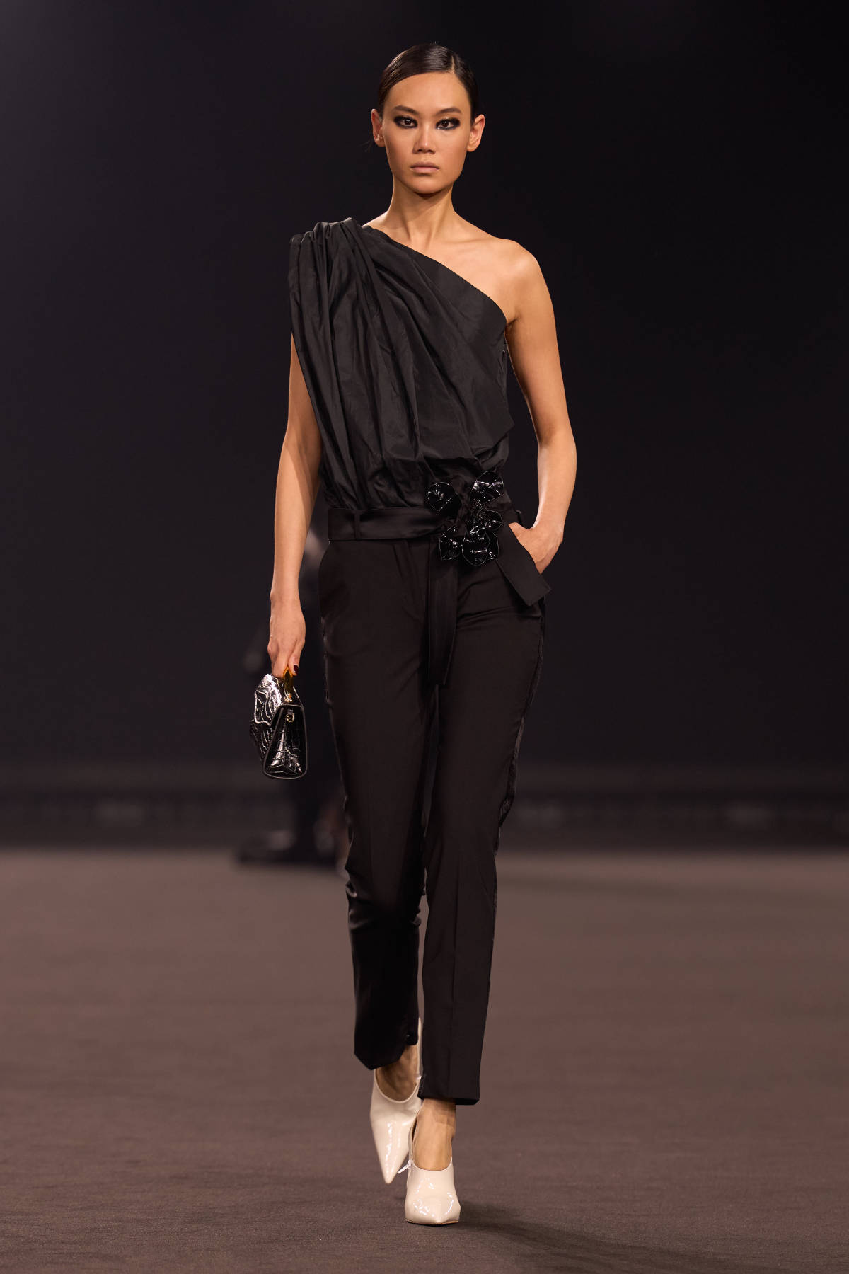 Elie Saab FW26-27 Midnight in Manhattan sculptural tailoring and cinematic gowns runway