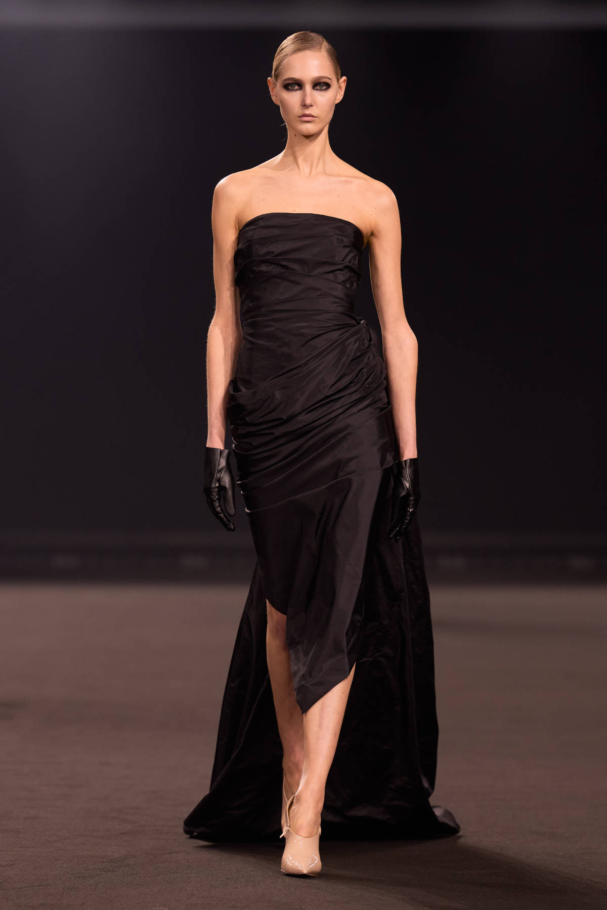 Elie Saab FW26-27 Midnight in Manhattan sculptural tailoring and cinematic gowns runway