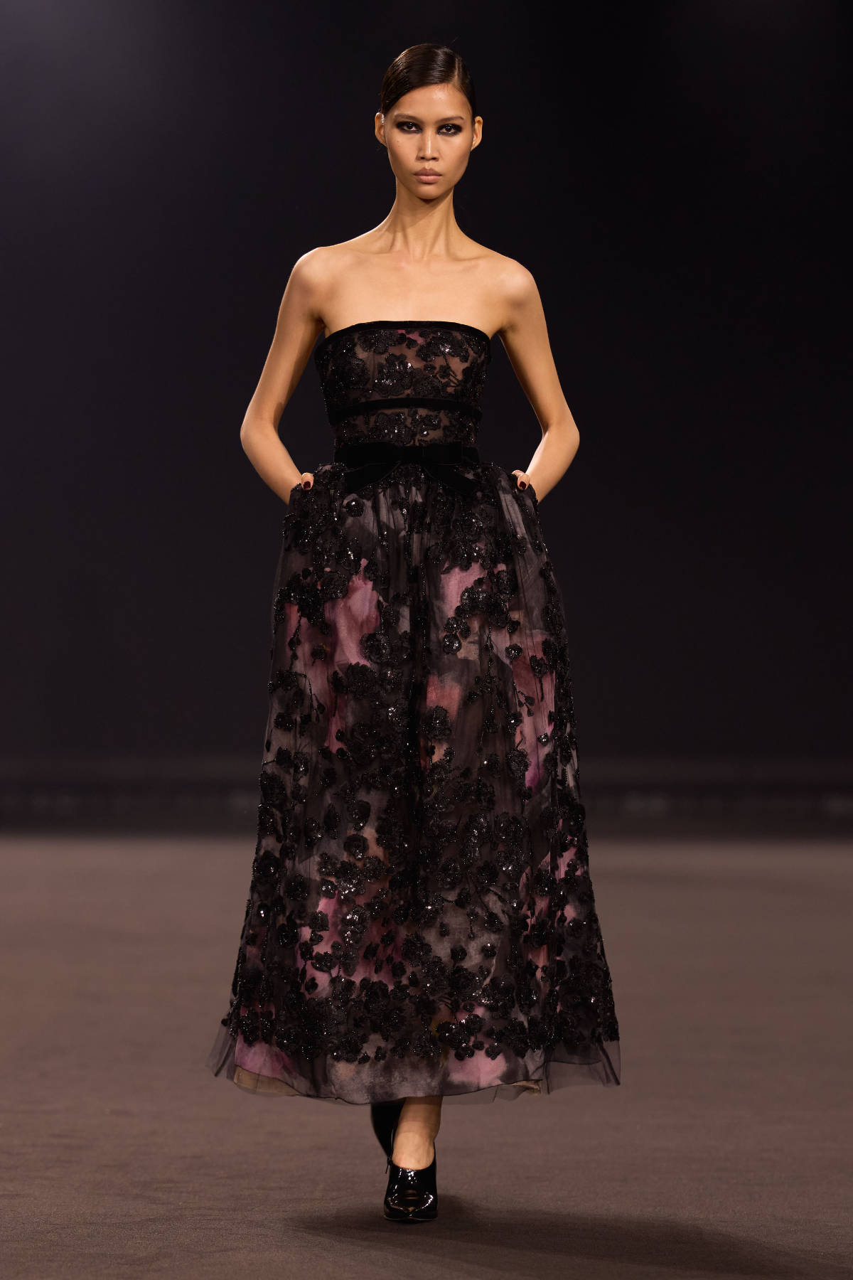Elie Saab FW26-27 Midnight in Manhattan sculptural tailoring and cinematic gowns runway