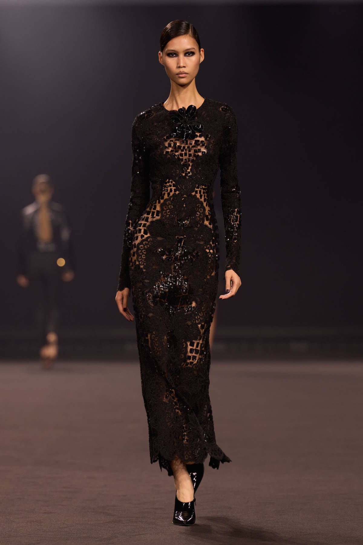 Elie Saab FW26-27 Midnight in Manhattan sculptural tailoring and cinematic gowns runway