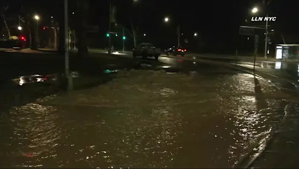News 12 | Brooklyn | Water main break floods streets of Prospect Heights