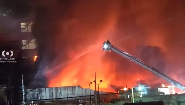 News 12 | Brooklyn | Large fire engulfs factory in Sunset Park