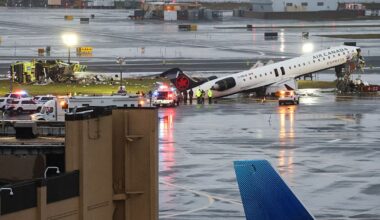 LaGuardia Airport open; hundreds of flights cancelled