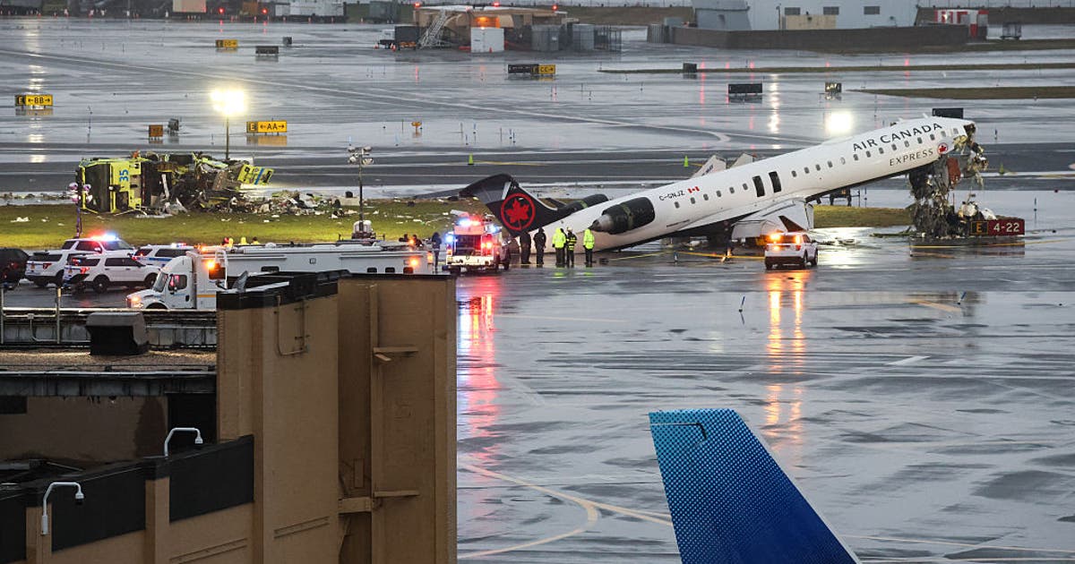 LaGuardia Airport open; hundreds of flights cancelled