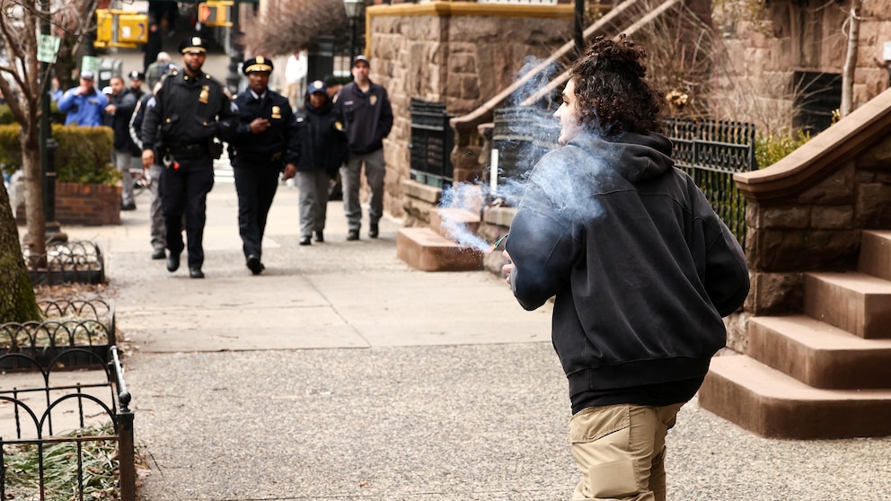 6 arrested after 'suspicious device' thrown during protest outside NYC mayor's home