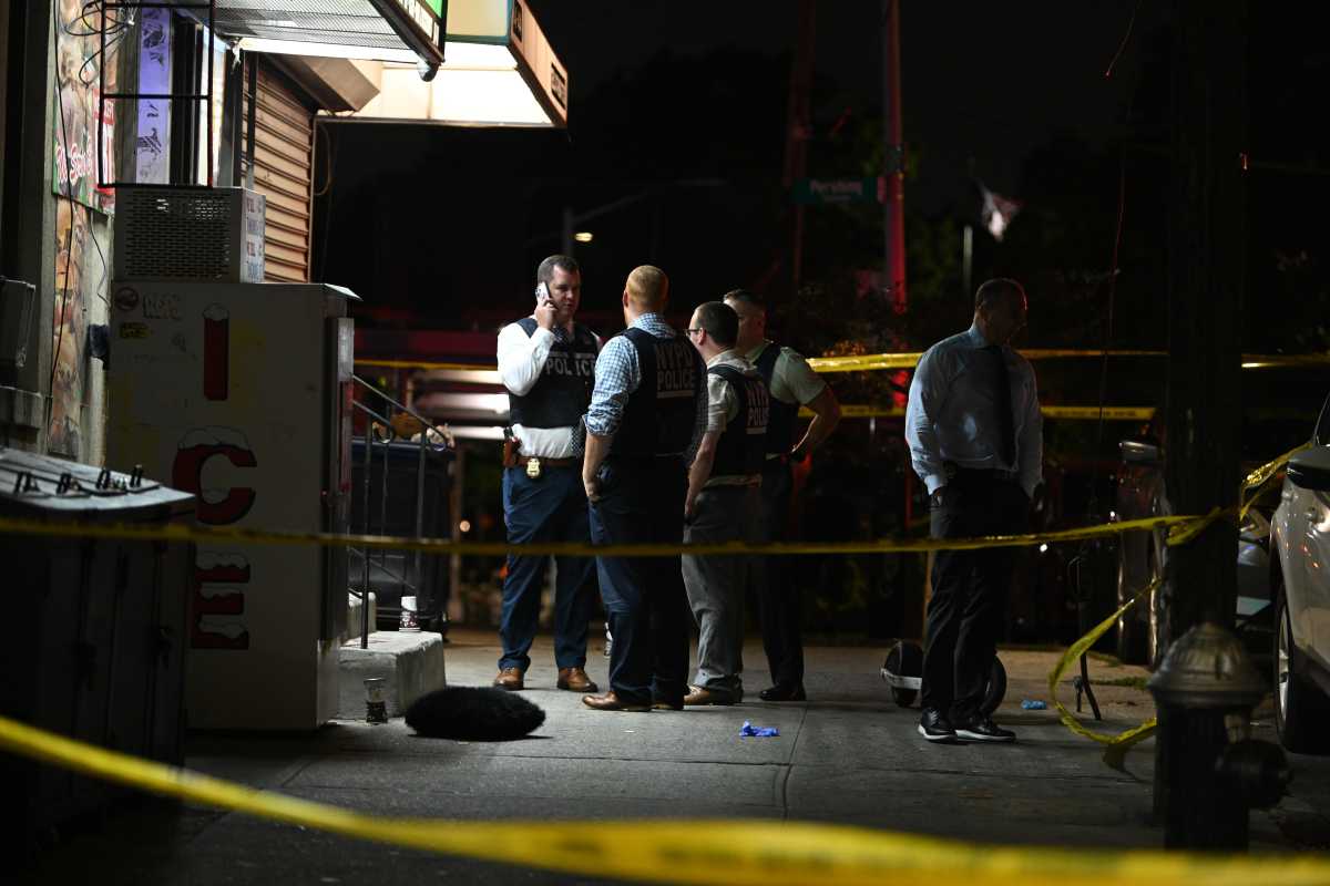 Masked gunmen caught on camera moments before they fatally shot Queens Village man at Kew Gardens burger bar: NYPD – QNS