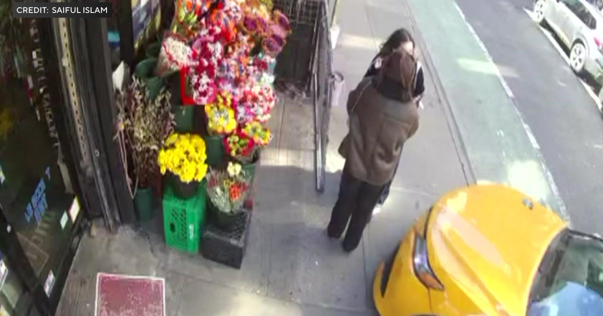 Taxi driver strikes 2 pedestrians, crashes into building on Lower East Side