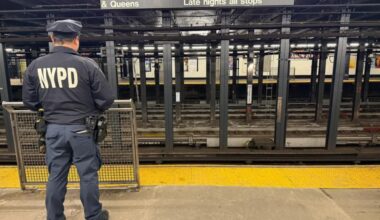 NYC straphanger shoved onto tracks after trying to break up fight at Manhattan subway station