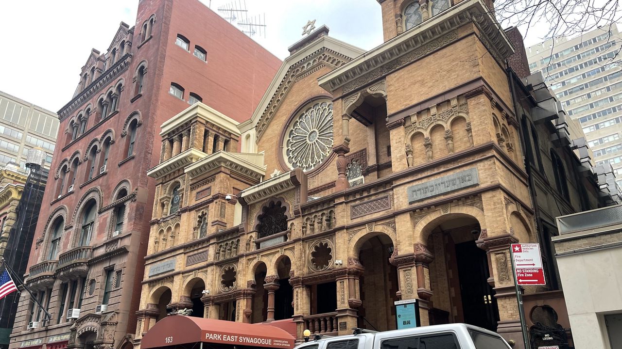 N.Y. eyes protest buffer zone around houses of worship