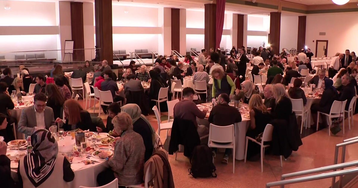 NYC's Jewish, Muslim communities call for peace at joint Iftar-Shabbat event