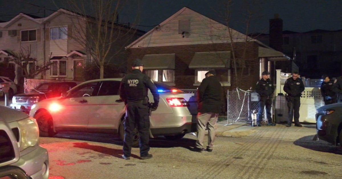 Molotov cocktails thrown at Staten Island house, search underway for 2 suspects, NYPD says