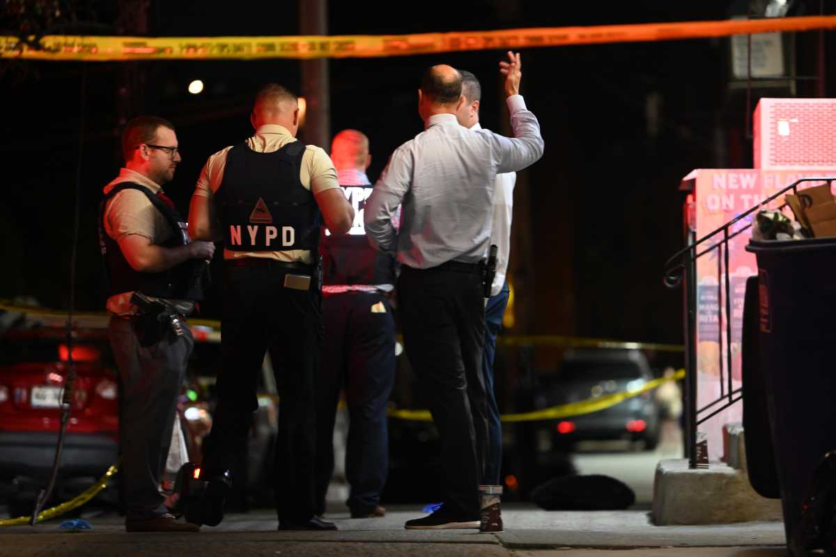 Suspect sought for stabbing man he was arguing with in Richmond Hill bar that spilled out onto Jamaica Avenue: NYPD – QNS