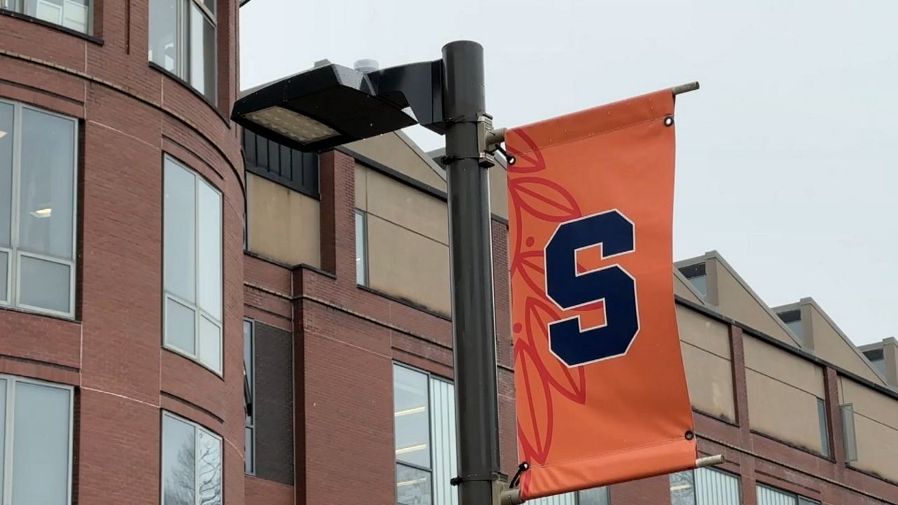 syracuse university sign on a lightpole