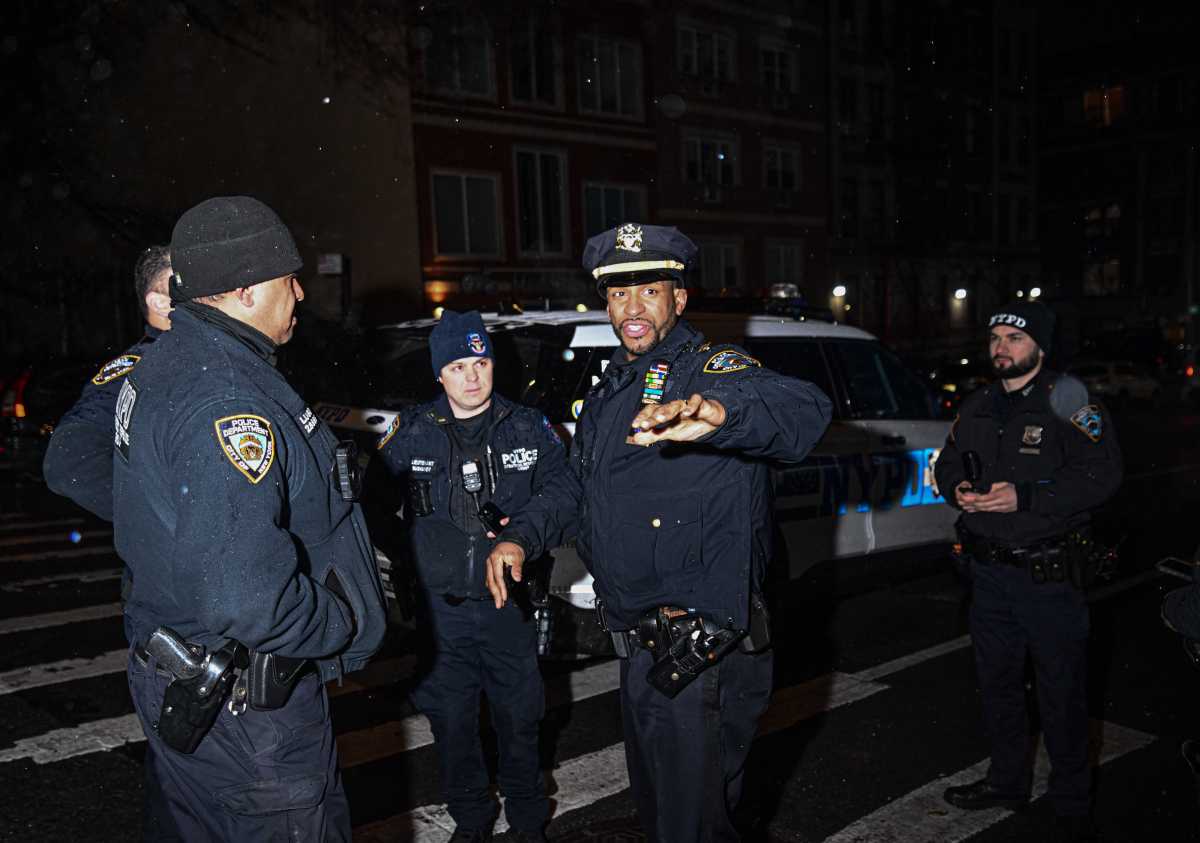Bronx stabbing suspect bashes cop’s head with blunt object during arrest attempt at subway station: NYPD