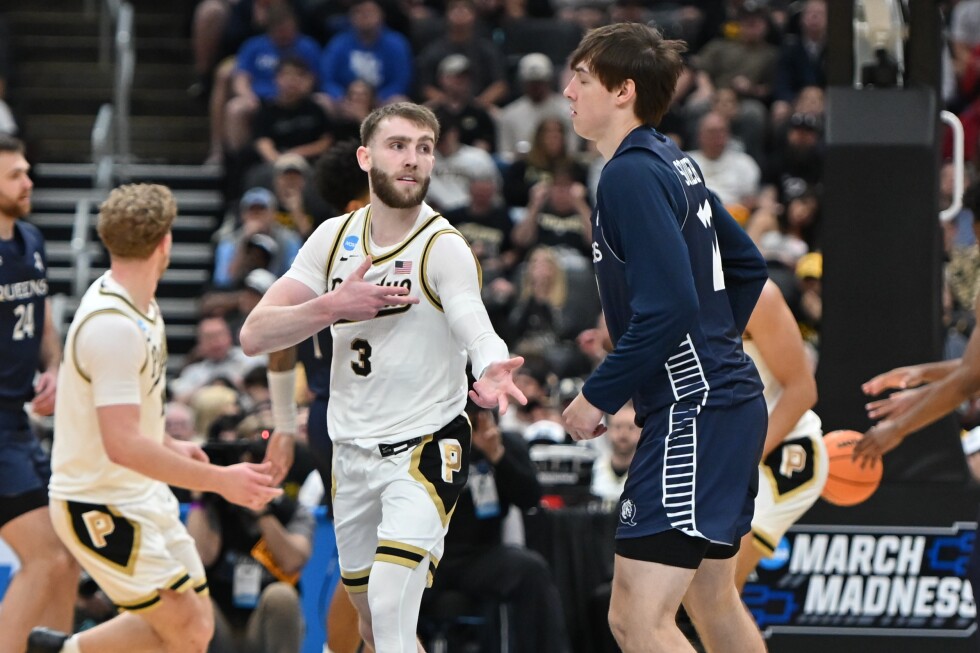 Braden Smith breaks Bobby Hurley's NCAA career assists record in Purdue win over Queens