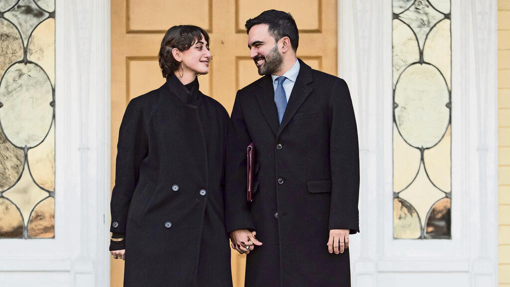 Mamdani and his wife Rama Sawaf Duwaji at Gracie Mansion: She liked social media posts celebrating October 7 (Photo: Yuki Iwamura/AP) לייקים לפוסטים שחגגו את 7 באוקטובר. ממדאני ואשתו, ראמה סוואף דוואג'י