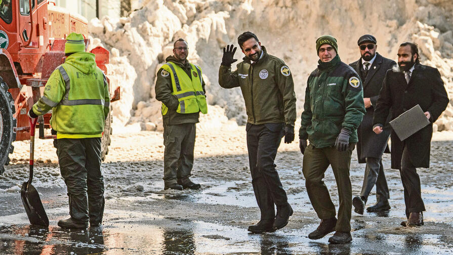 Getting better from crisis to crisis. New York mayor in the last snowstorm (Photo: Yuki Iwamura/AP) משתפר ממשבר למשבר. ניו־ יורק בסופת השלגים האחרונה