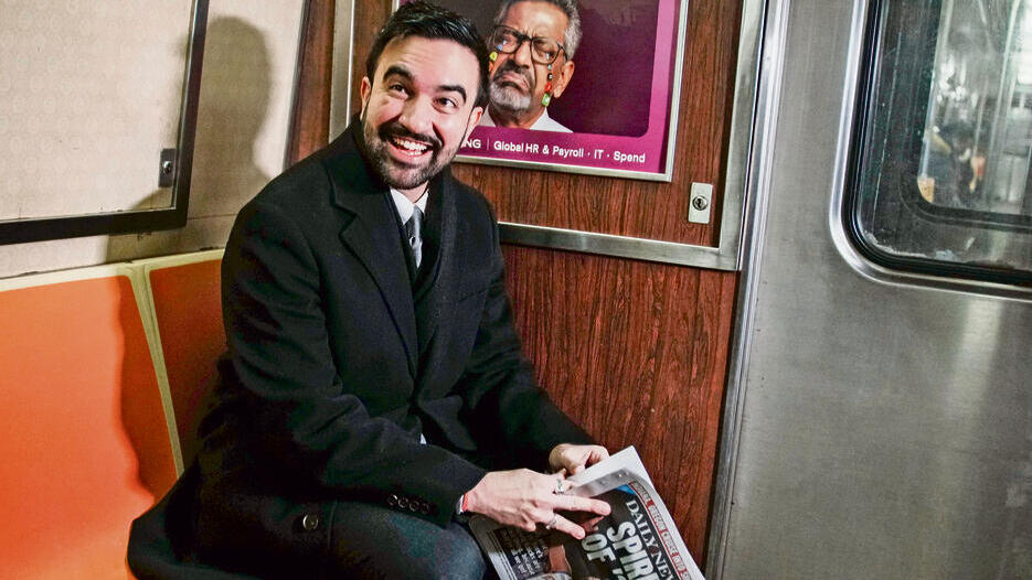 Mamdani rides the subway: Most New Yorkers just want the city to function (Photo: Eduardo Munoz Alvarez/AP) רוב התושבים לא מתעניינים בדעותיו, הם רוצים שהעיר תתפקד. ממדאני ברכבת התחתית
