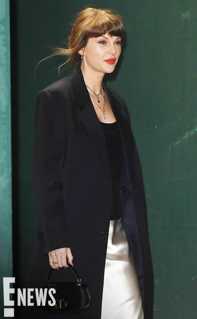 <p><span>As always, Taylor's red lip color proved to be the perfect accessory for her look.</span></p>