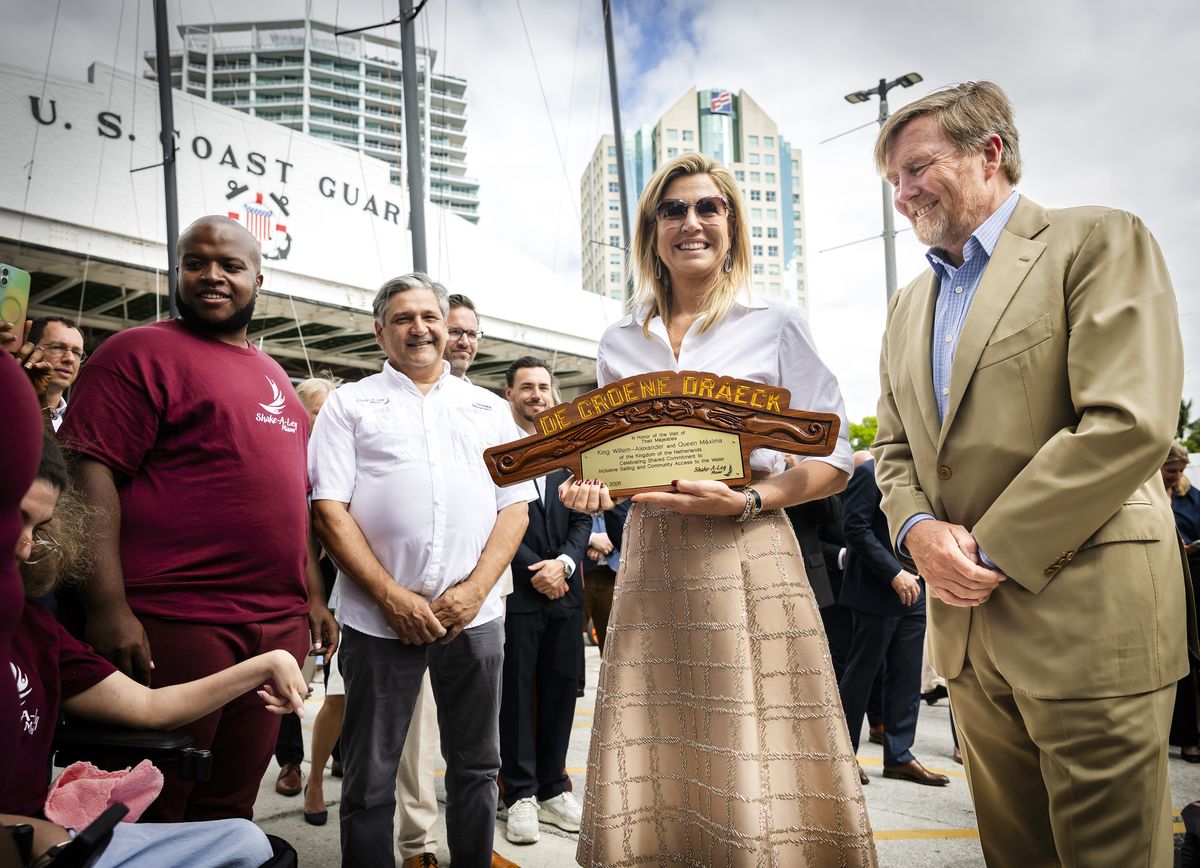 Beside her, King Willem-Alexander complemented the aesthetic in a light tan suit paired with a pale blue shirt and brown leather shoes. 
