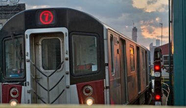 Man fatally struck by Queens 7 train, causing morning delays
