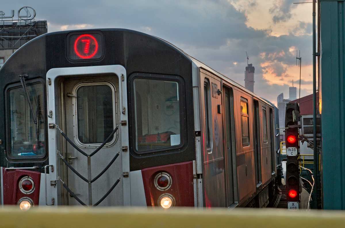 Man fatally struck by Queens 7 train, causing morning delays