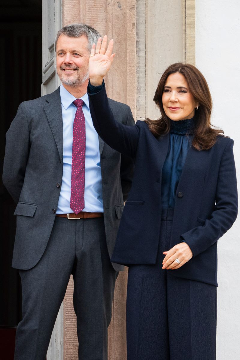 Queen Mary’s choice of deep navy fits within this broader tradition, an understated gesture that conveys respect for personal loss while remaining appropriate for a public celebration.