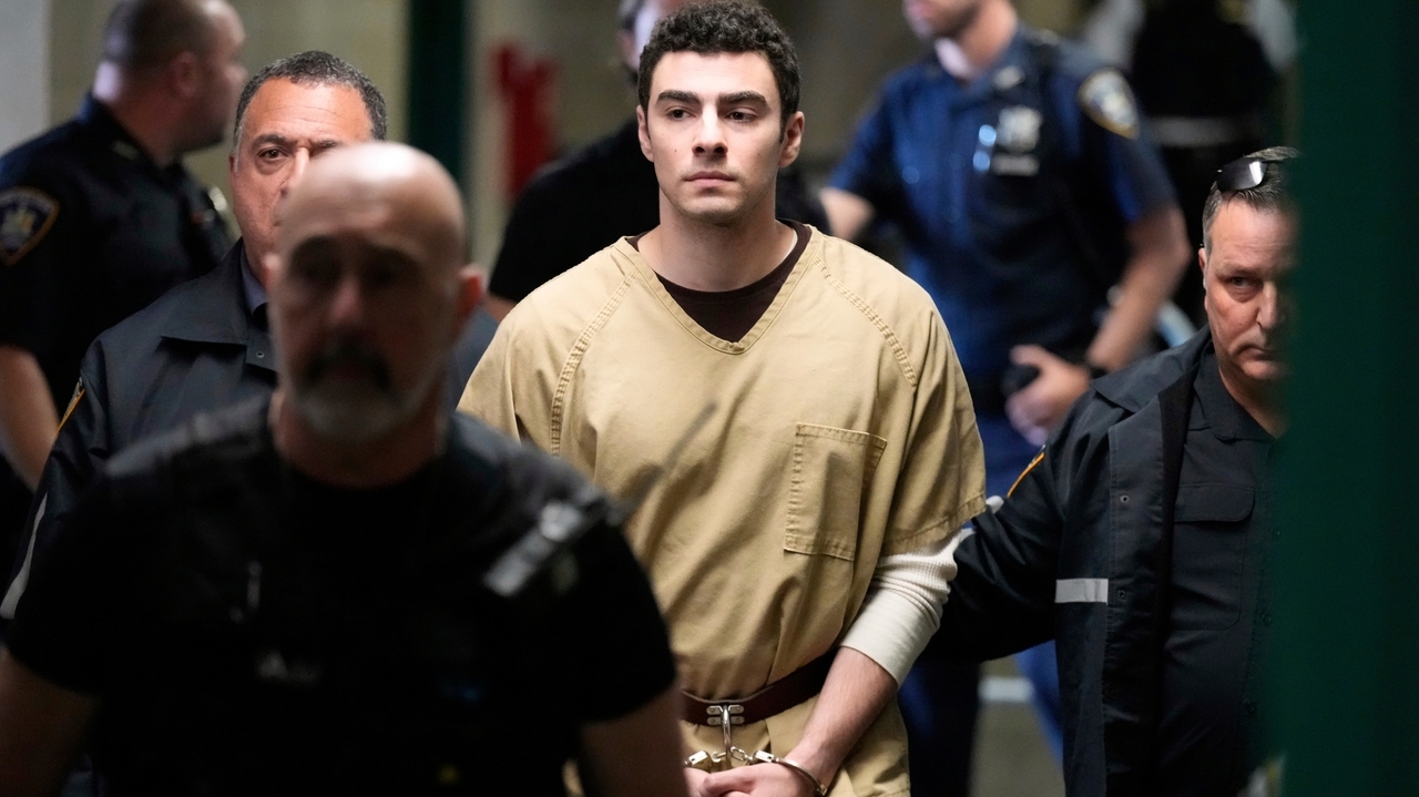 Luigi Mangione's federal trial delayed until October in killing of UnitedHealthcare CEO