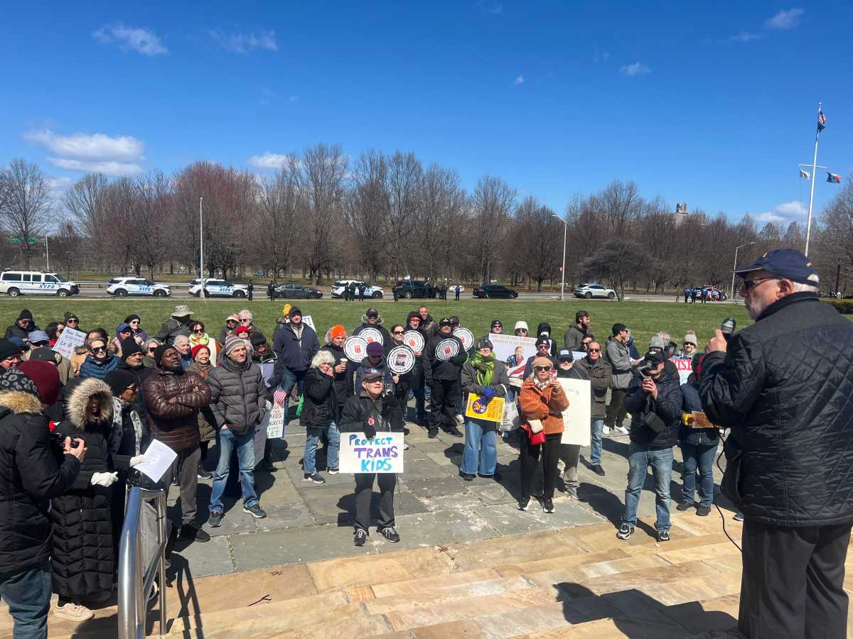 Nearly 100 Bronx residents take part in ‘No Kings Day’ rally in Pelham Bay Park – Bronx Times