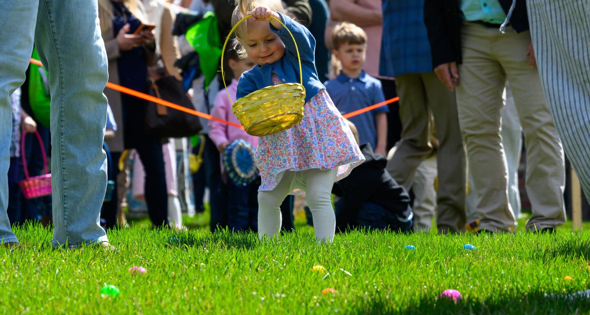 Kids hunt for Easter eggs at New York governor's mansion